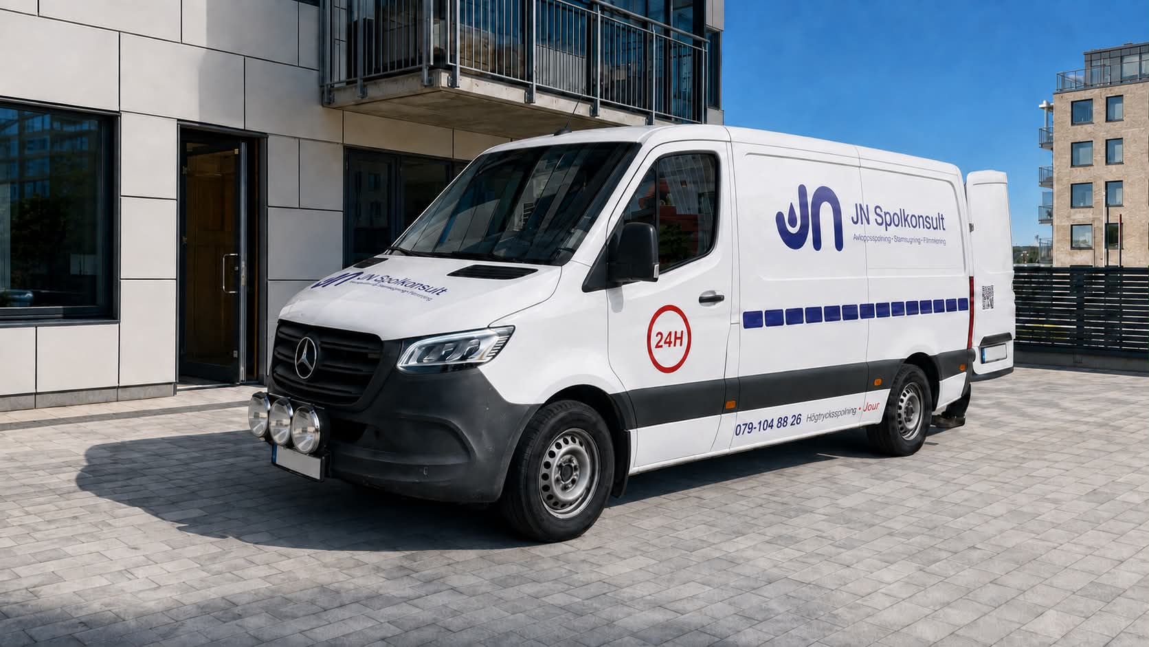JN Spolkonsults servicebil med företagets logotyp, parkerad på ett uppdrag
